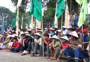 Farmers protest in front of the FAO- 15 May 06