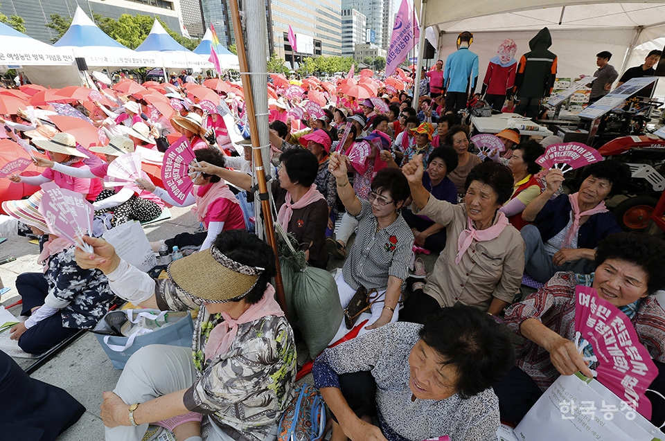 Peasant Women in Korea denounce Smart Farm Policy, submit a charter of eight demands to President Moon