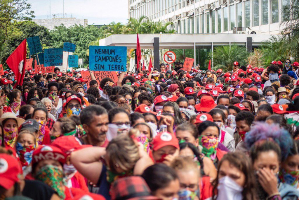 Women of MST occupy the Ministry of Agriculture in Brasilia : Via Campesina
