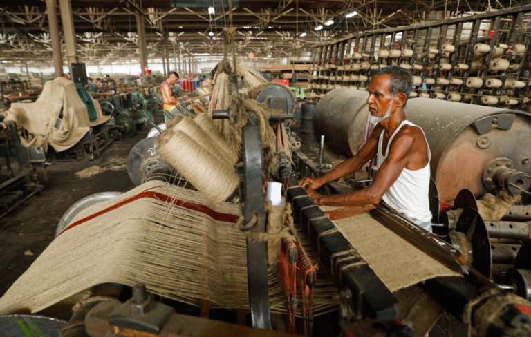 Bangladesh: 25 state-run jute mills shut, 45,000 workers laid off. ‘Suicidal’ says BAFLF