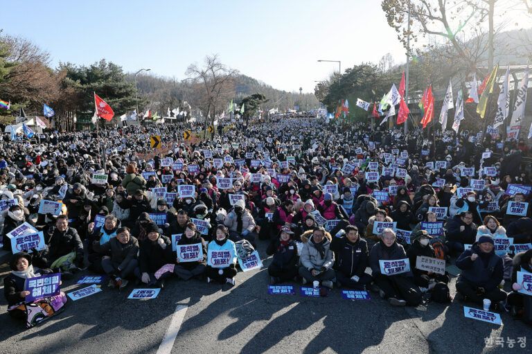 South Korea: Peasant Unions and Urban Youth Unite to Overcome Police Barriers in ‘Victory at Namtaeryeong’