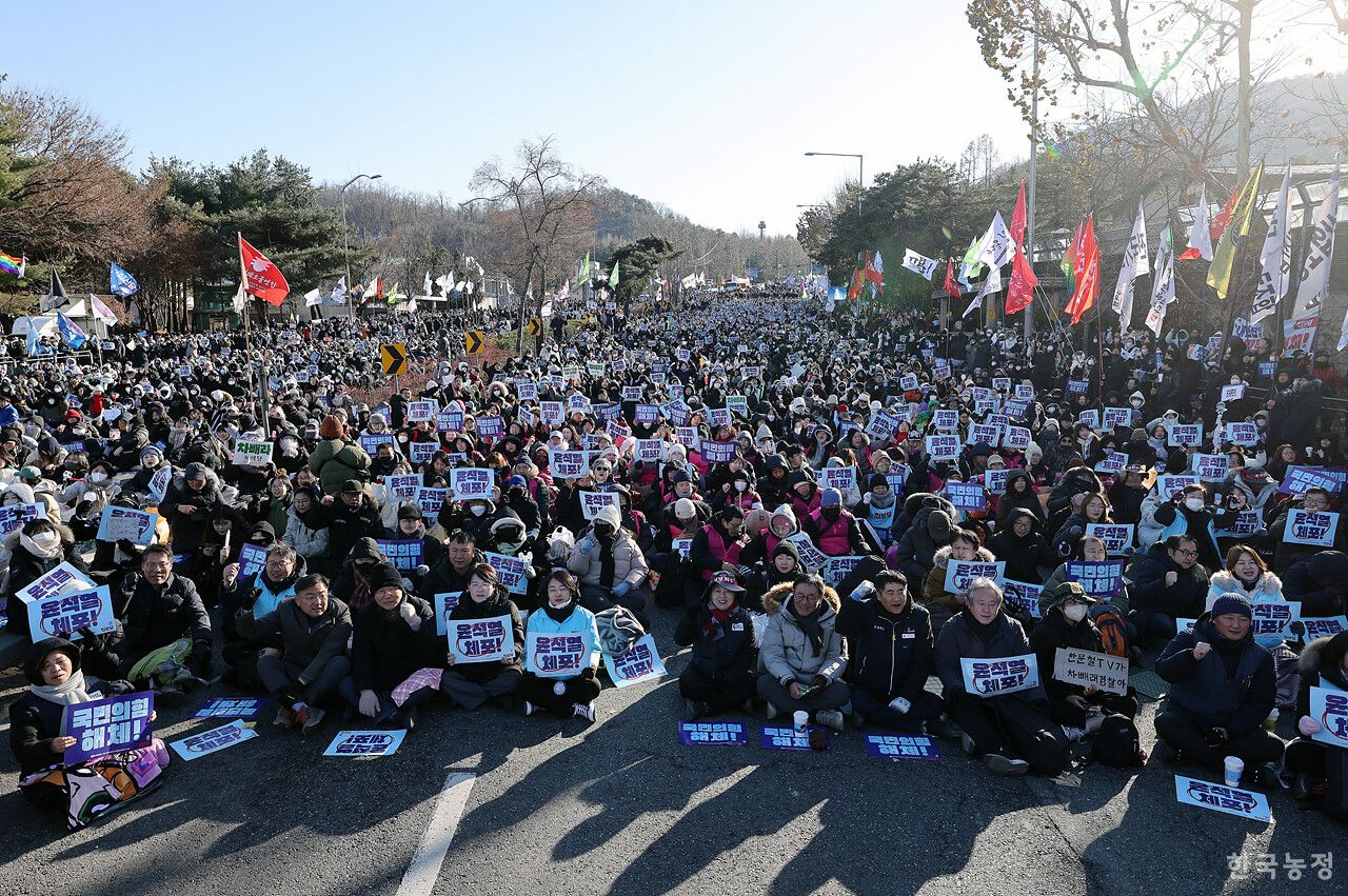 South Korea: Peasant Unions and Urban Youth Unite to Overcome Police Barriers in ‘Victory at Namtaeryeong’