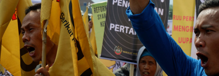 Indonesia: la policía arremete contra campesinxs que protestaban por apropiación de tierras por parte de Michelin