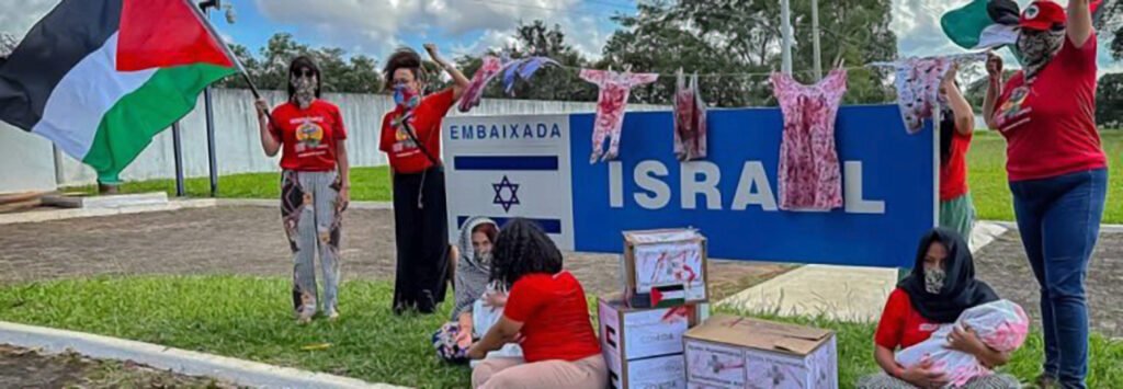 Mujeres del MST denuncian el genocidio en una protesta ante la Embajada de Israel en Brasilia