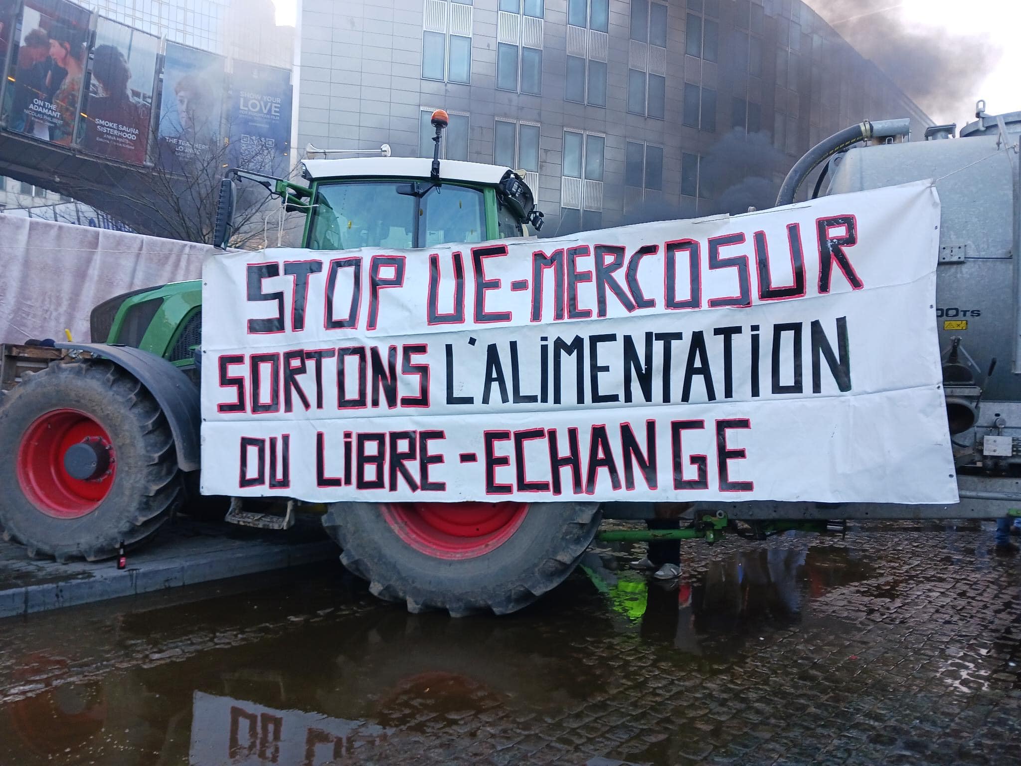 Pancarta de las movilizaciones campesinas en Bruselas en febrero de 2024, pidiendo el rechazo del acuerdo comercial UE-Mercosur.