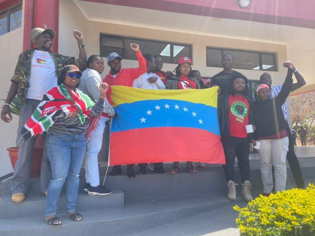 Jóvenes campesinxs de África organizan un estudio colectivo en la escuela Nkrumah, Sudáfrica