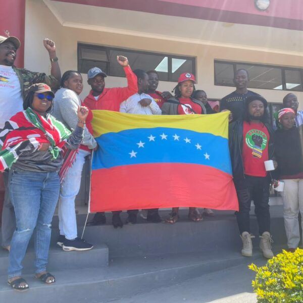 Jóvenes campesinxs de África organizan un estudio colectivo en la escuela Nkrumah, Sudáfrica