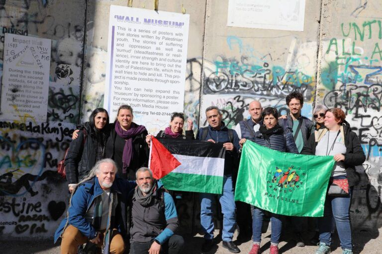 14 de diciembre de 2024 - Delegación de LVC en el Muro del Apartheid entre Belén y Jerusalén en el 7º día de la misión solidaria.