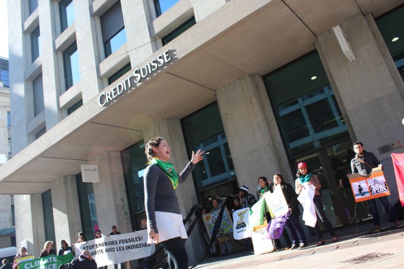 Miembros de la Campaña Global se manifiestan frente a la oficina de Credit Suisse en Ginebra [Foto de archivo: 2018].