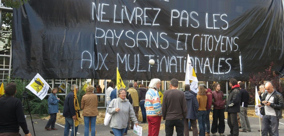 17 avril : la Confédération Paysanne manifeste à Bruxelles et à Paris contre les ALE