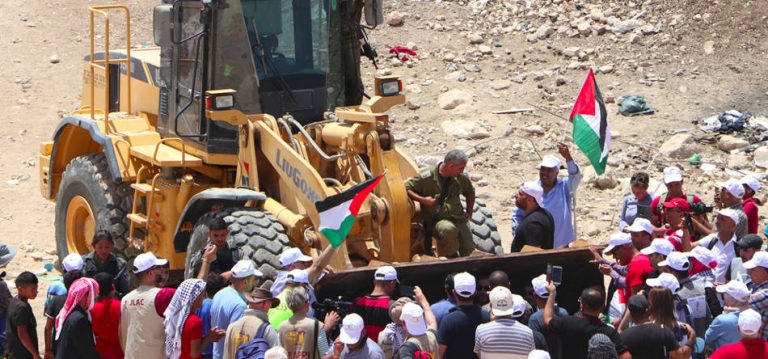 La Via Campesina : Non à la déportation des populations autochtones de Khan Al Ahmar !