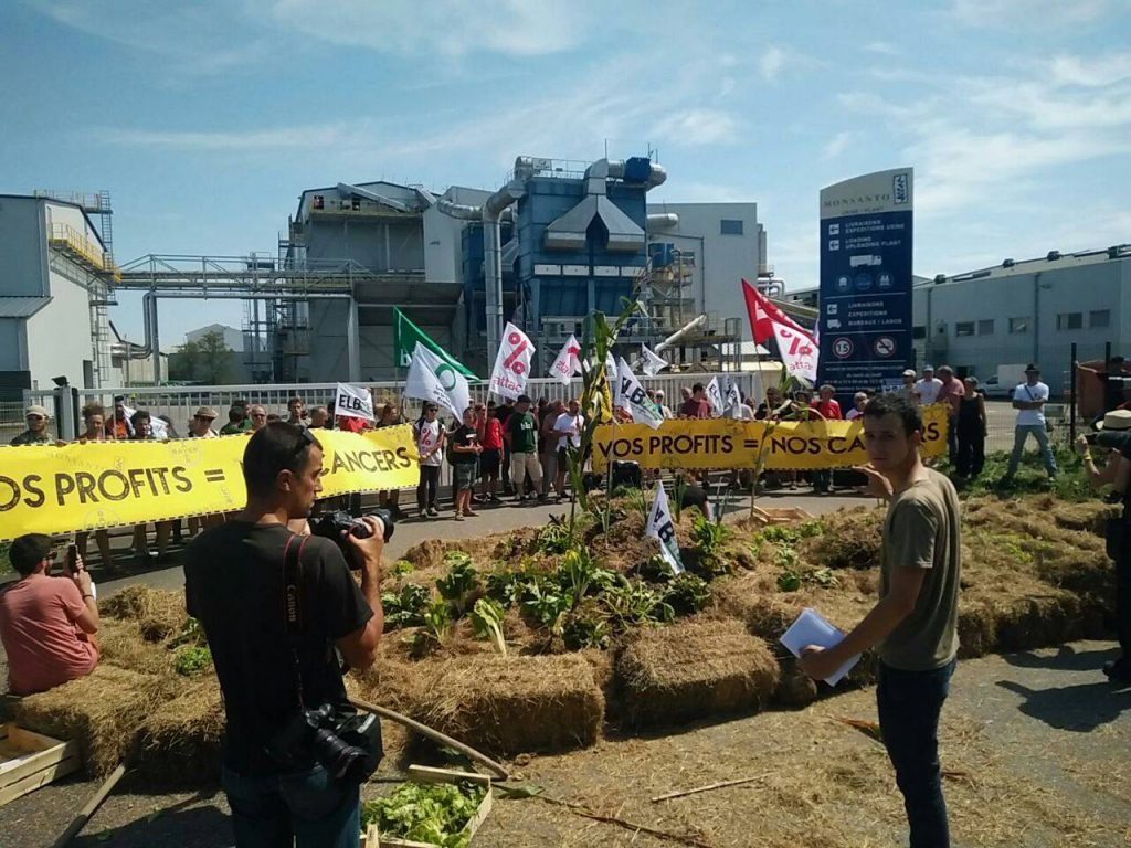 A la veille du sommet du G7, la Confédération Paysanne en action contre Bayer-Monsanto