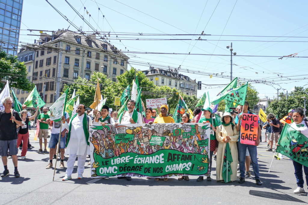 «A BAS L’OMC » – Des paysan·nes dans la rue contre la 12e Conférence ministérielle de l’OMC