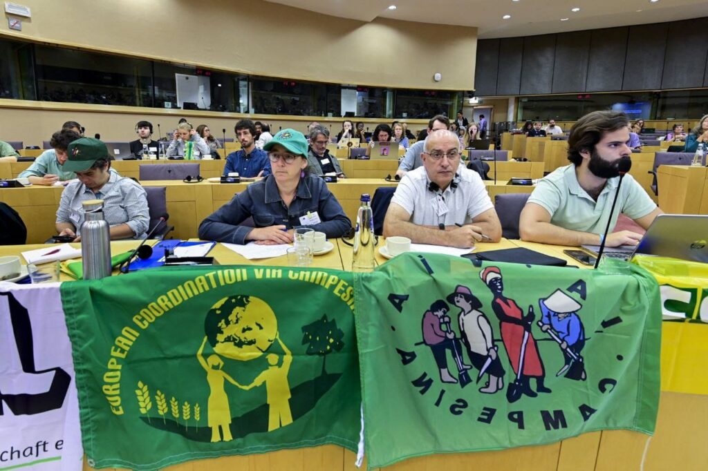 Discours enflammé d’une paysanne au Parlement européen dénonçant les accords de libre-échange, le colonialisme et les sanctions.
